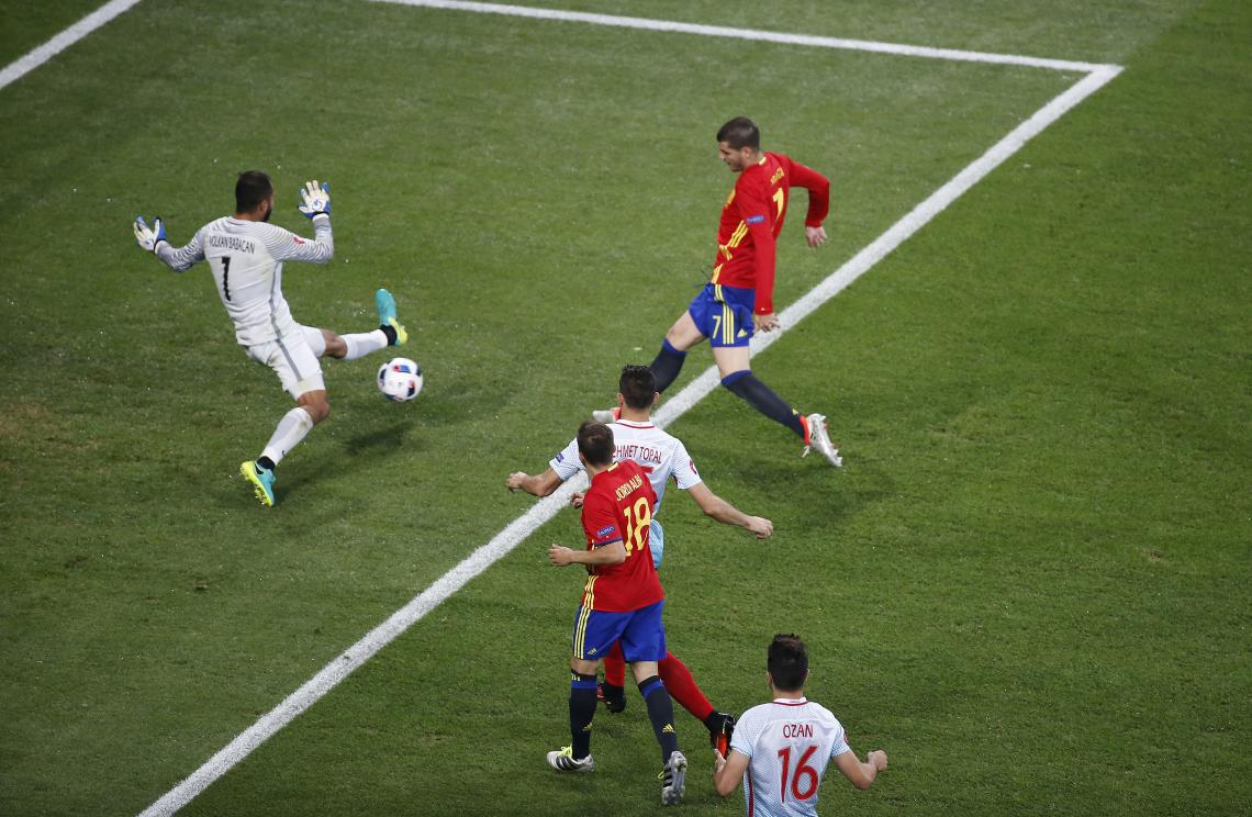 Imagen Toque sutil de Morata. El tercero de España. (Reuters)