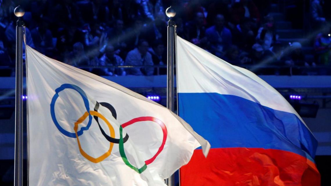 Imagen La bandera olímpica, junto a la rusa