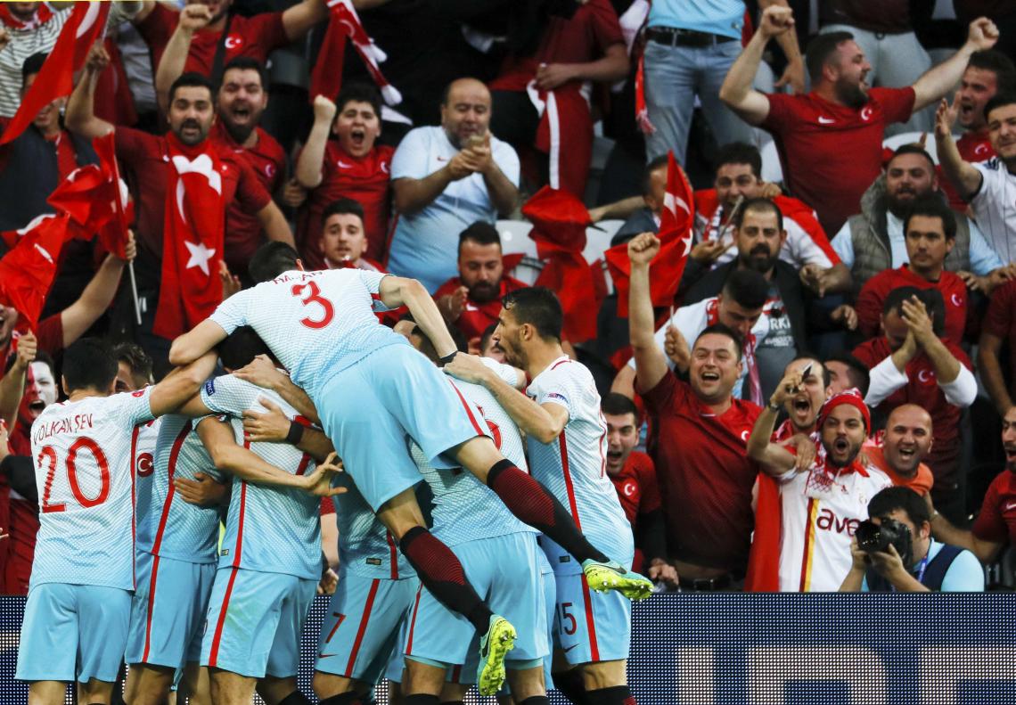 Imagen Los turcos celebran el gol de la apertura ante República Checa. (Reuters)