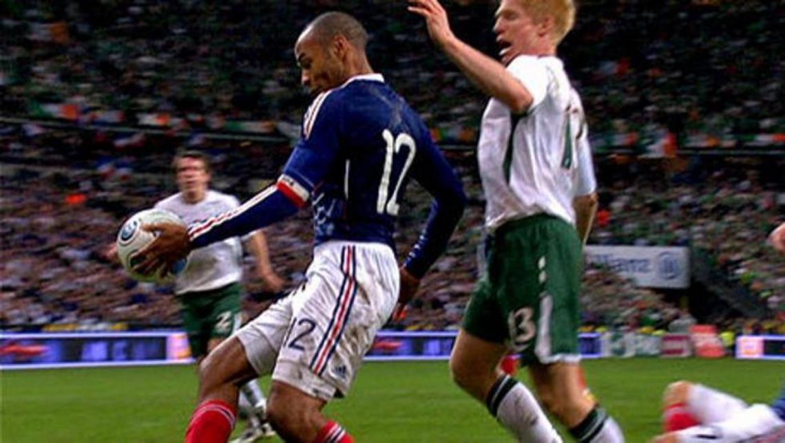 Imagen CLARITA la mano de Henry, que dejó afuera a los irlandeses del Mundial 2010.