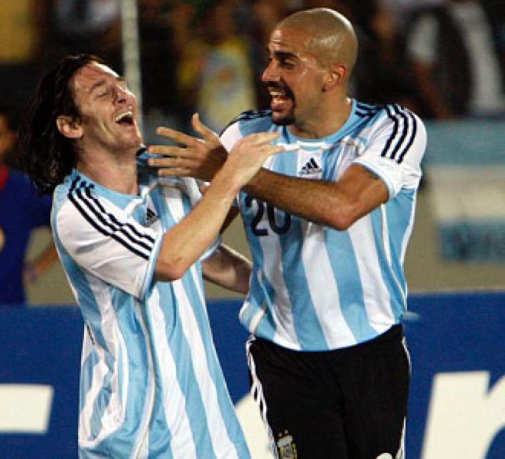 Imagen Verón bromea con Messi en Venezuela 2007. Argentina perdió la final contra Brasil por 3 a 0.