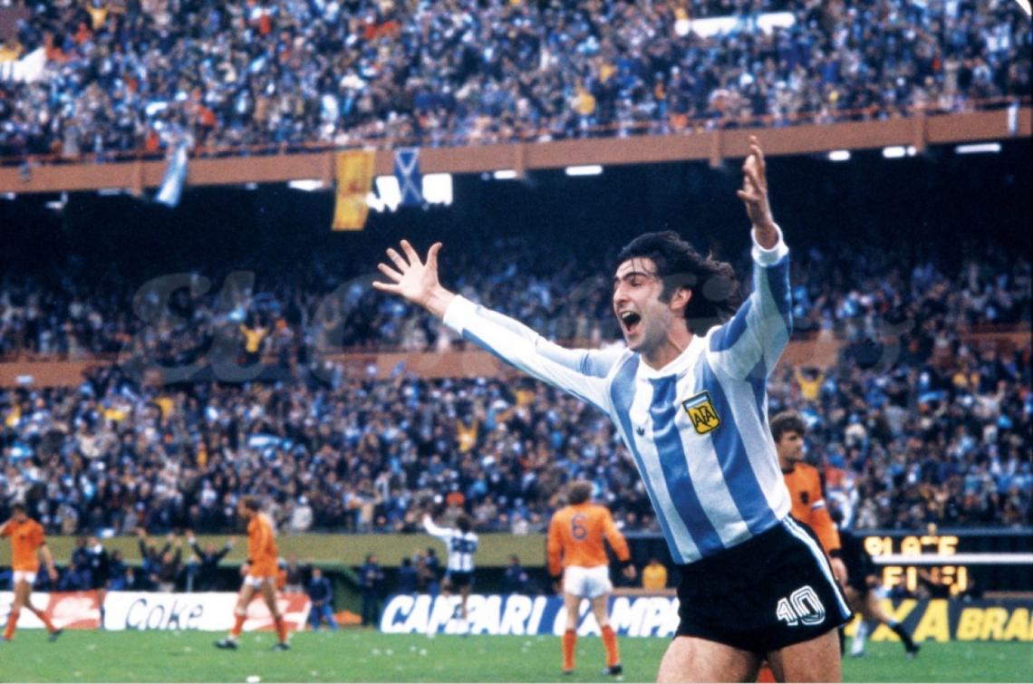 Imagen 38 minutos. Kempes festeja su primer gol en la final. El inolvidable Matador sería el goleador del Mundial con 6 tantos.
