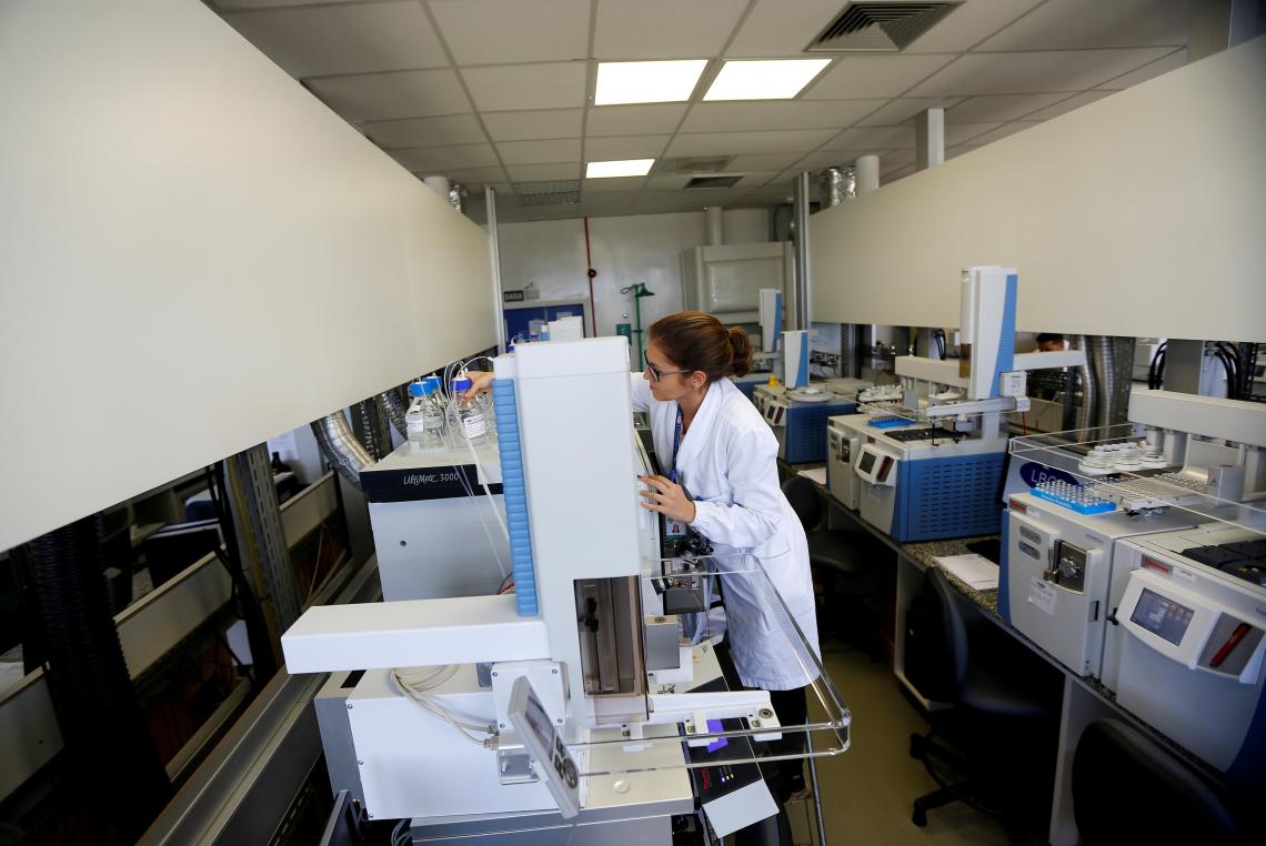 Imagen UNA MUJER trabajando en el laboratorio de Río. Foto: Reuters.