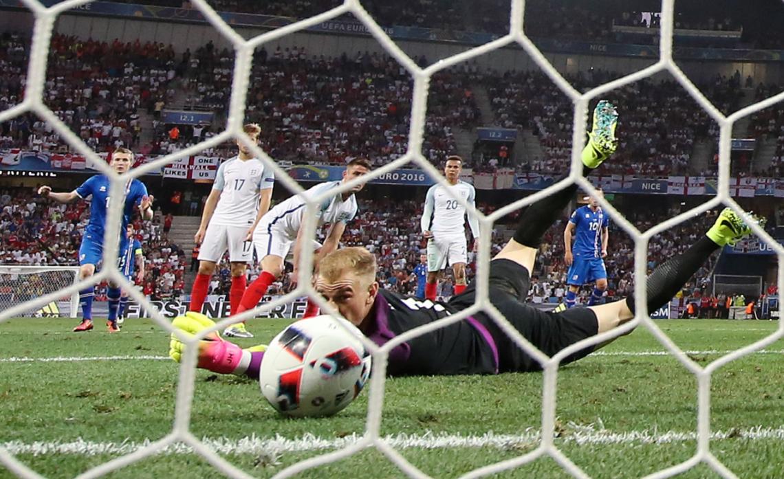 Imagen EL GOL que quedará en la posteridad: Sigthorsson vence a Hart e Islandia sella la victoria. Foto: Reuters.