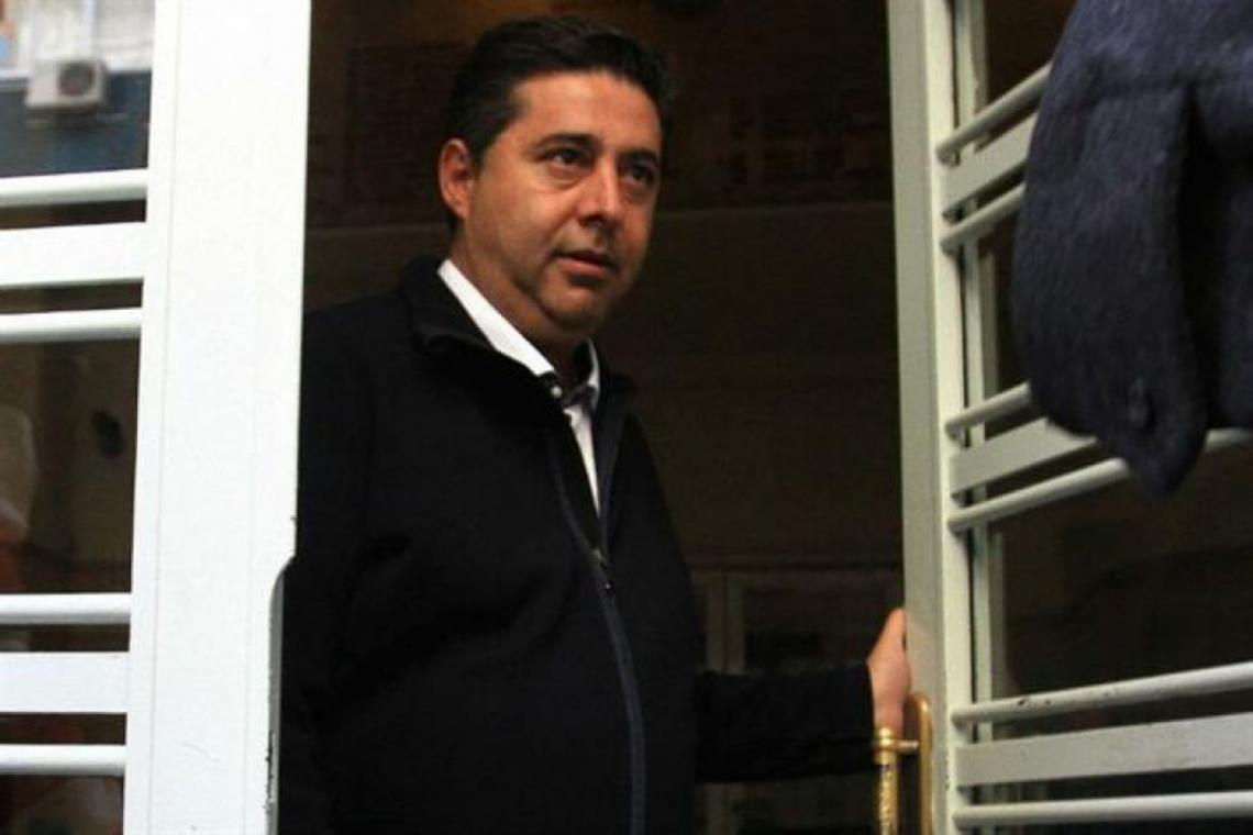Imagen El presidente de Boca Juniors, Daniel Angelici, acusó ayer mismo a Medín de "mentirle a los clubes", y hoy surgió la versión de que éste sería expulsado como socio de la entidad en la que a su vez ocupa el cargo de Secretario de Asuntos Internos y Legales
