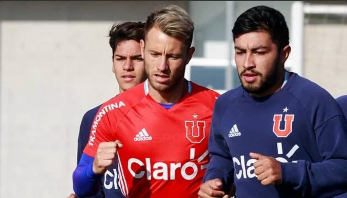 Imagen La Gata entrenando con el buzo de la Universidad de Chile.