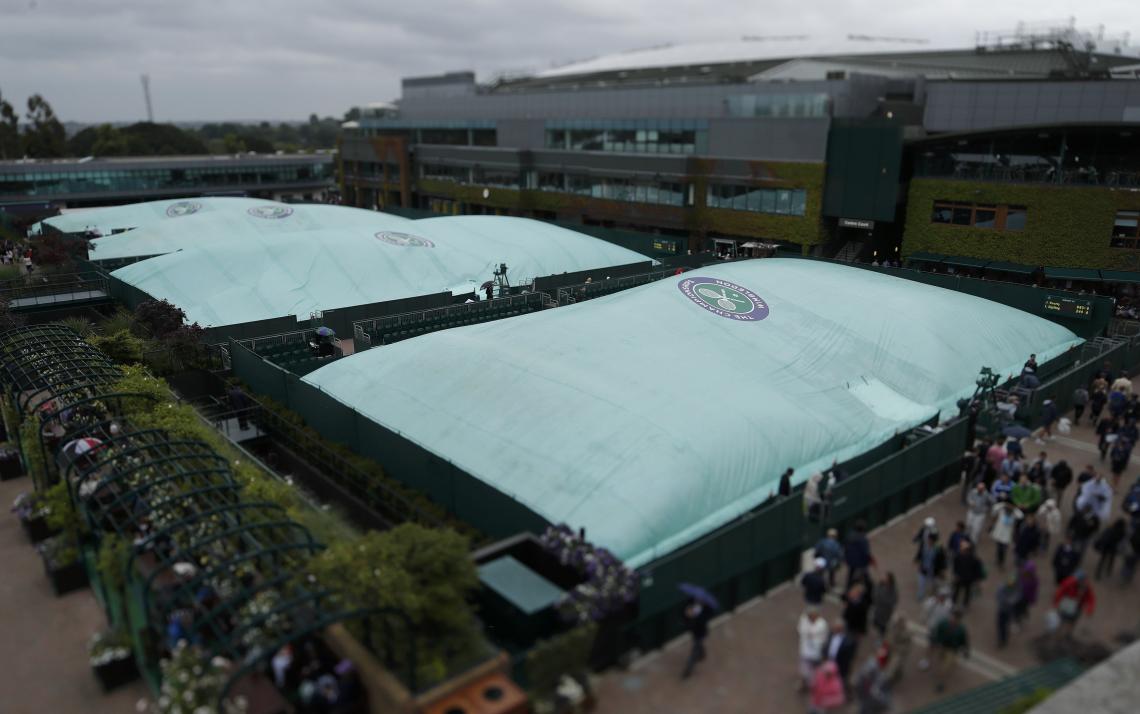 Imagen Las canchas, tapadas para protegerlas del agua