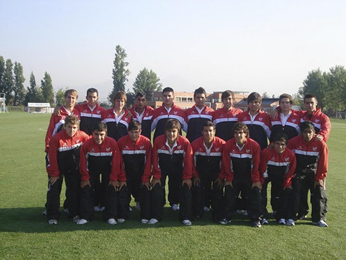 Imagen Equipo juvenil de Instituto en los tiempos en que los socios la rompían. Gotti aparece parado, a la derecha, y Dybala en el medio de la segunda fila.