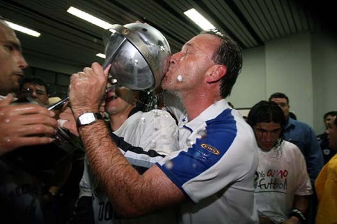 Besando la Copa Sudamericana 06 (atrás Damián Álvarez). Pachuca, único equipo mexicano en ganarla.