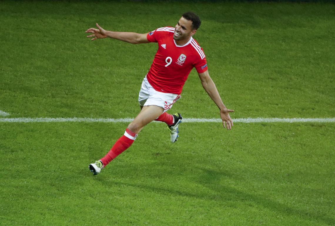 Imagen Robson-Kanu celebra el segundo gol de Gales. Foto: Reuters.
