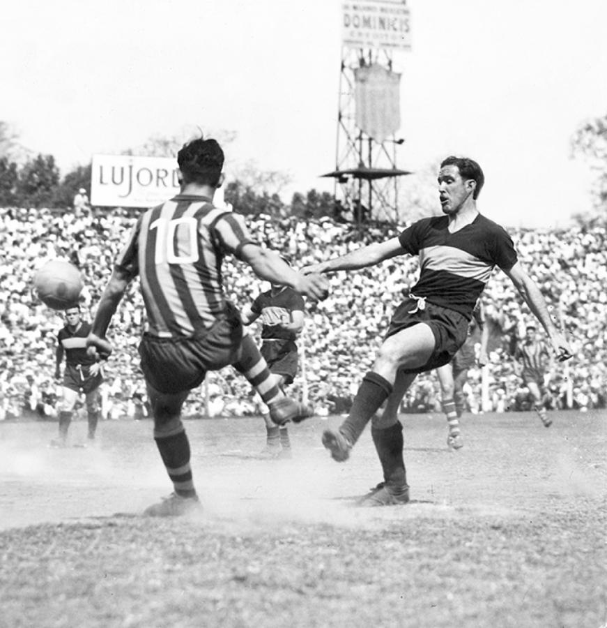 Imagen En Boca, enfrentando a Massei, de Rosario Central, en 1955.