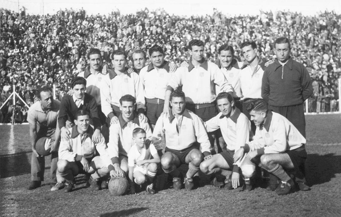 Imagen Arriba, a la derecha, posando con un Banfield inolvidable.