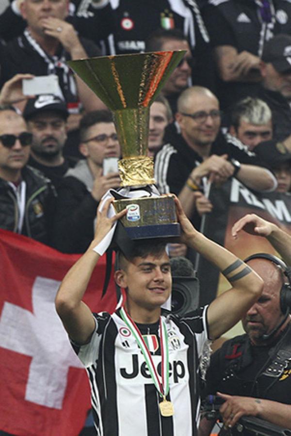 Imagen La copa del campeón, la medalla, la sonrisa serena del objetivo cumplido. Paulo Dybala, ídolo en la Juventus.