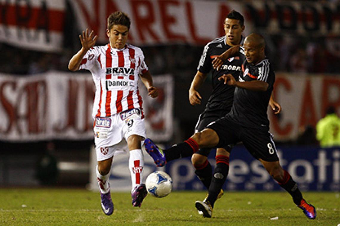 Imagen En Instituto, enfrentando a River en la B Nacional.