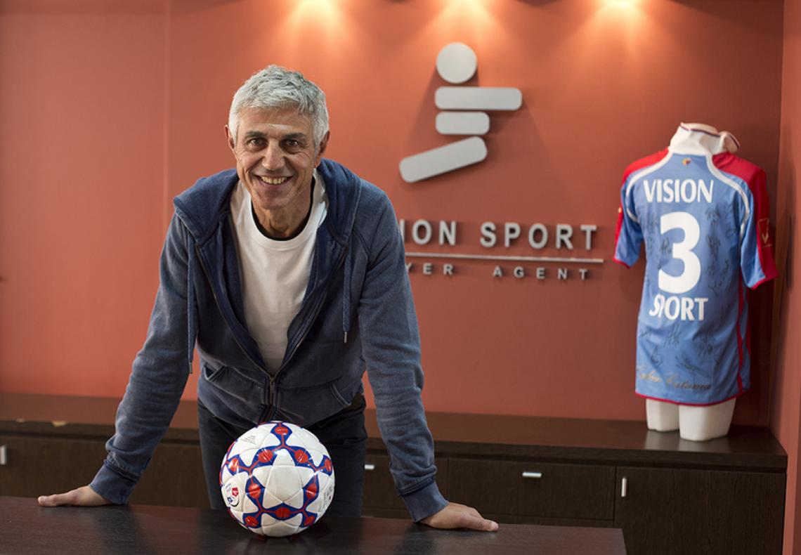 En Visión Sport, su empresa, en Rosario, a los 59 años, con las canas de jugador y sin un gramo de más.