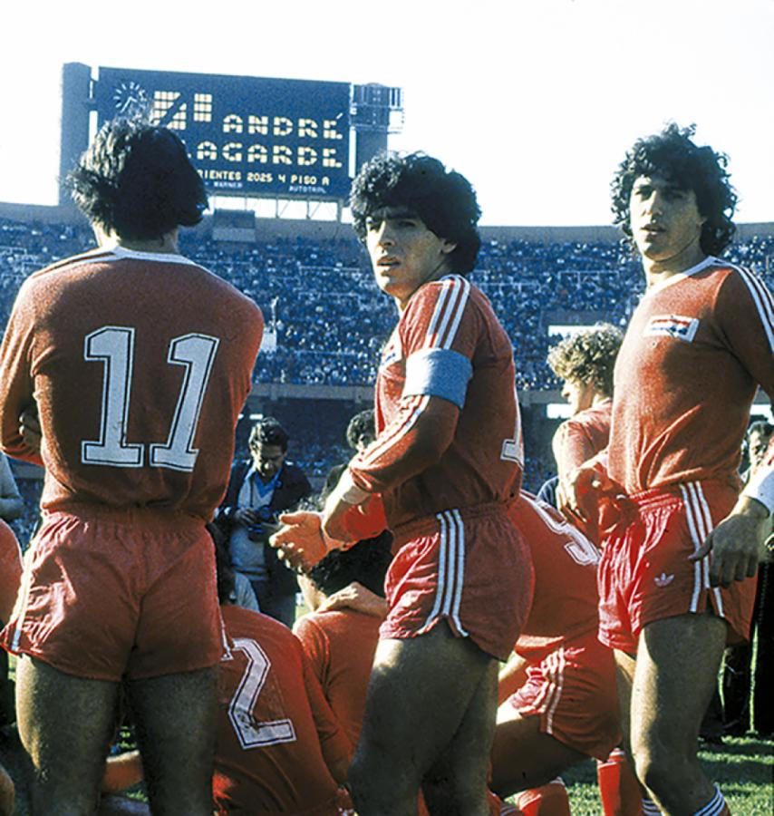 Cuidándole las espaldas a Maradona, en Argentinos Juniors, partido en el Monumental.