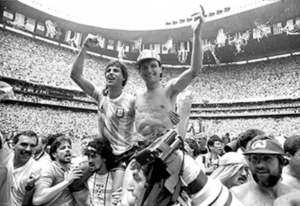 En andas en el Azteca, con José Luis Cuciuffo.