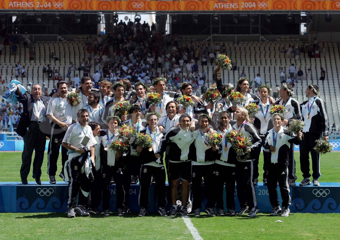 Imagen Los campeones olímpicos festejan en el podio. El seleccionado hizo 17 goles y no recibió ninguno. Fue la primera vez que el fútbol argentino ganaba la medalla dorada en los Juegos.