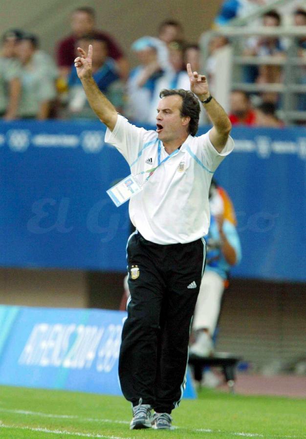Imagen Después de su experiencia en Japón dos años atrás, el "Loco" Bielsa dirige al Seleccionado campeón olímpico. Fue su último torneo como técnico de Argentina. 