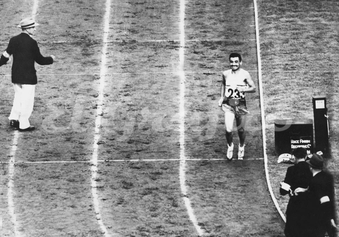 Imagen El instante en que el argentino se adjudica la maraton olimpica, llevándose con el pecho ese hilo que se extiende a lo ancho de la pista y sólo se abre ante la grandeza de los vencedores.