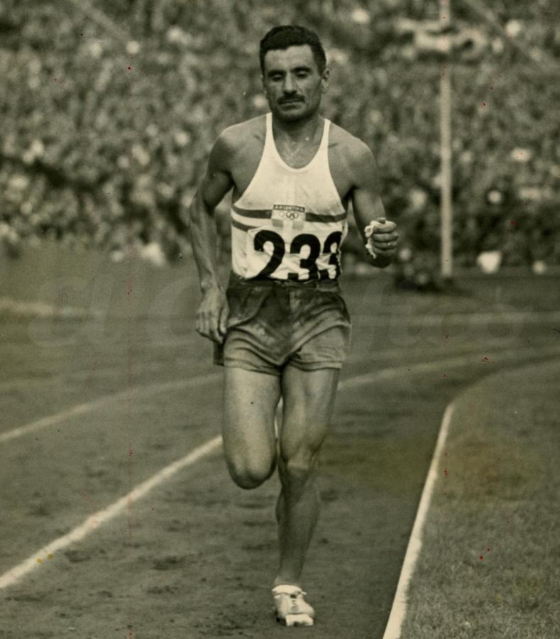 Imagen Final de la maratón olímpica. 15 metros detrás del extenuado puntero viene un atleta morrudo, fuerte, morocho, que bracea sin esfuerzo. ¡Es Cabrera! ¡Es un argentino!