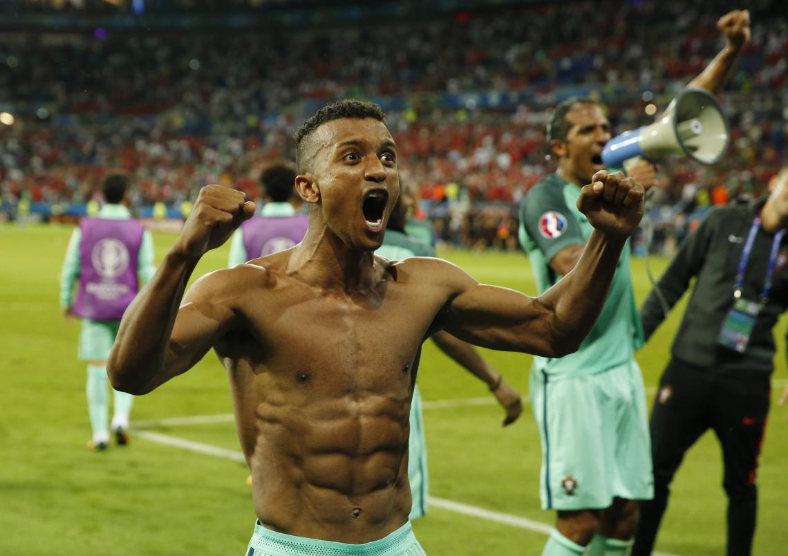 Imagen NANI celebra la victoria ante Gales con sus compañeros. Foto: Reuters.