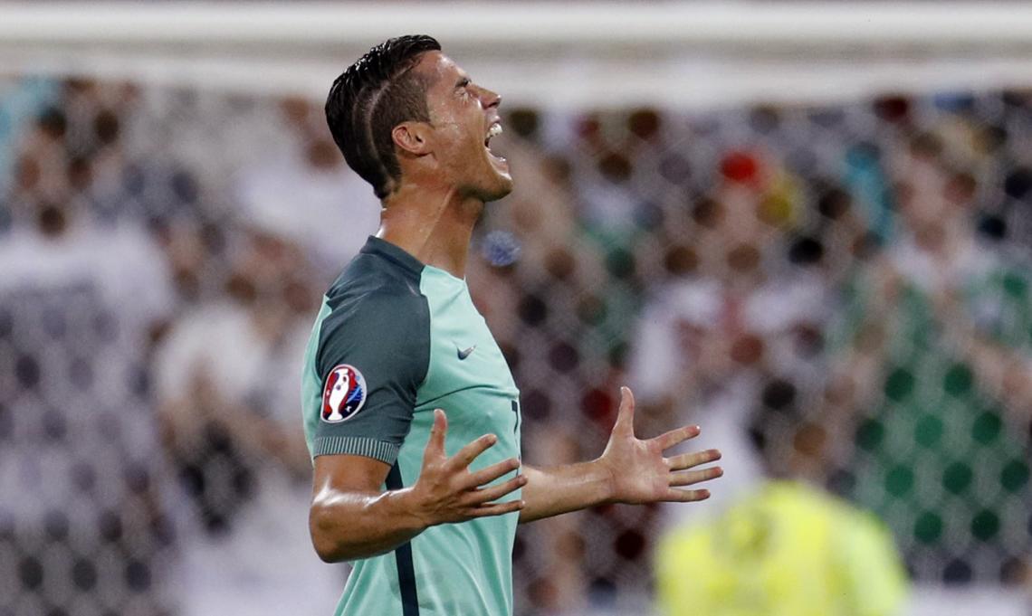 Imagen CRISTIANO llora después de que el árbitro da por terminado el partido. Foto: Reuters.