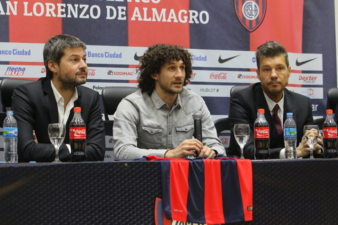 Imagen COLOCCINI en el medio, con Lammens y Tinelli. 