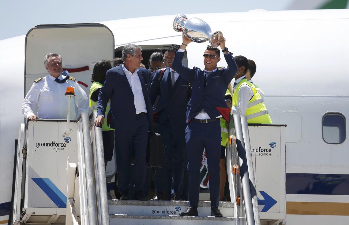 Imagen CR7 bajando del avión, con el trofeo