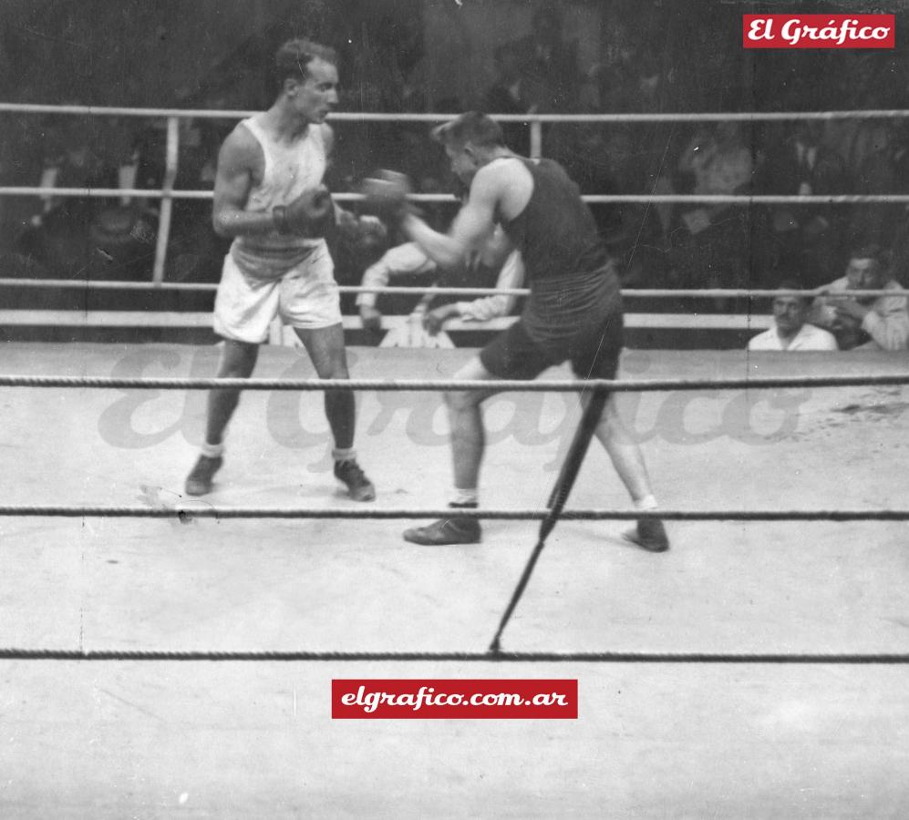 Imagen Héctor Méndez medalla de Plata durante su pelea final.