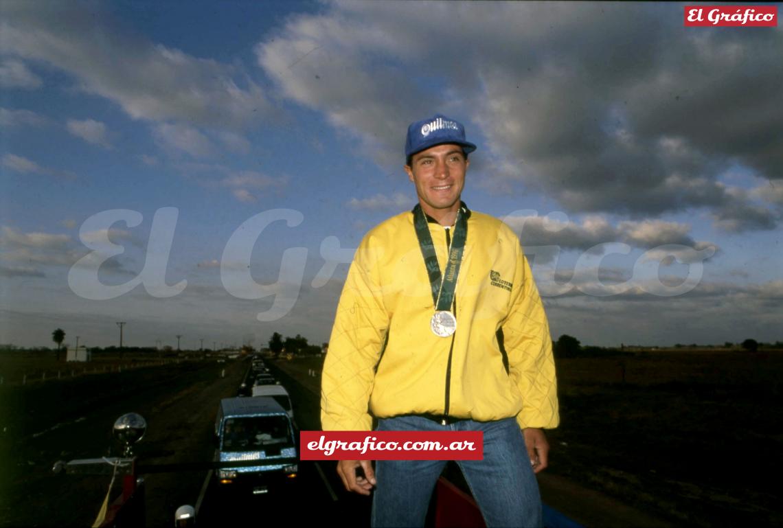 Imagen En 1996 Camau con la medalla plateada es recibido en Corrientes.