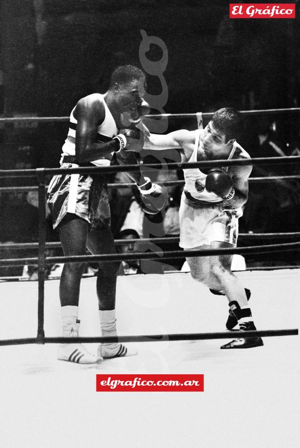 Imagen 1968, Guilloti enfrenta al camerunés Bessana en la semifinal olímpica.