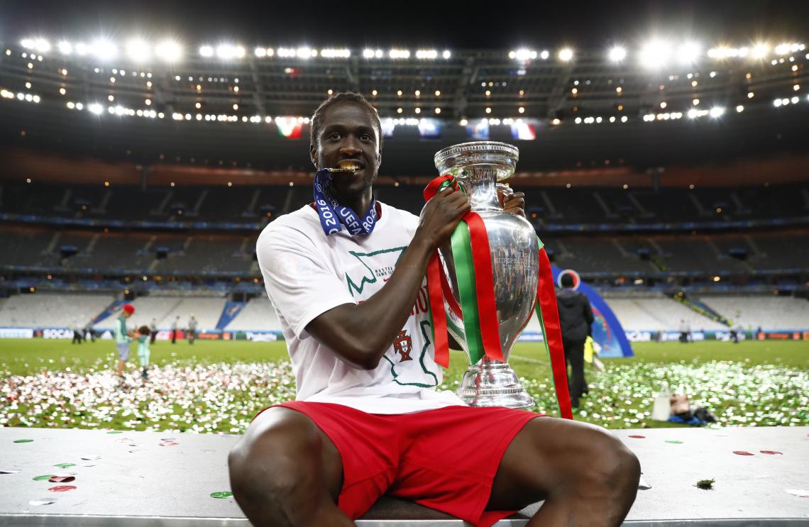 Imagen Éder, el héroe menos pensado, con la Eurocopa. Foto: Reuters.