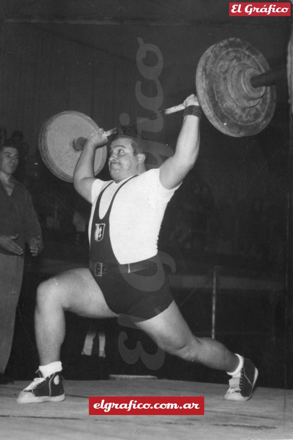 Imagen 1952. El joven Selvetti con 20 años en la final olímpica de halterofilia peso pesado.