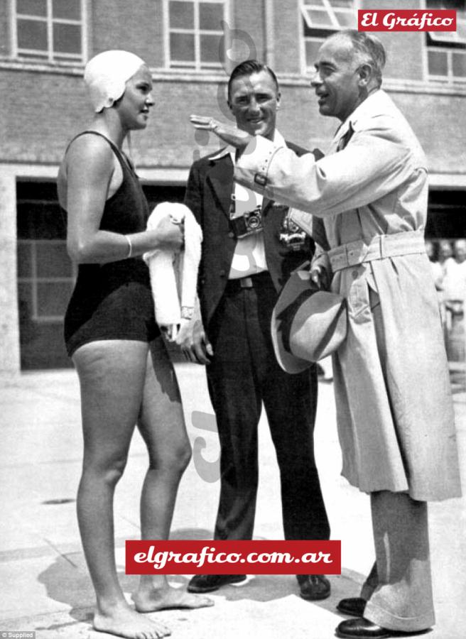 Imagen Al dorso de la foto se lee: "Australian boxer Len Cook (centre) looks on as Argentinian swimmer Jeannette Campbell (left) and Nazi sport supremo Hans von Tschammer und Osten (right) have a conversation"