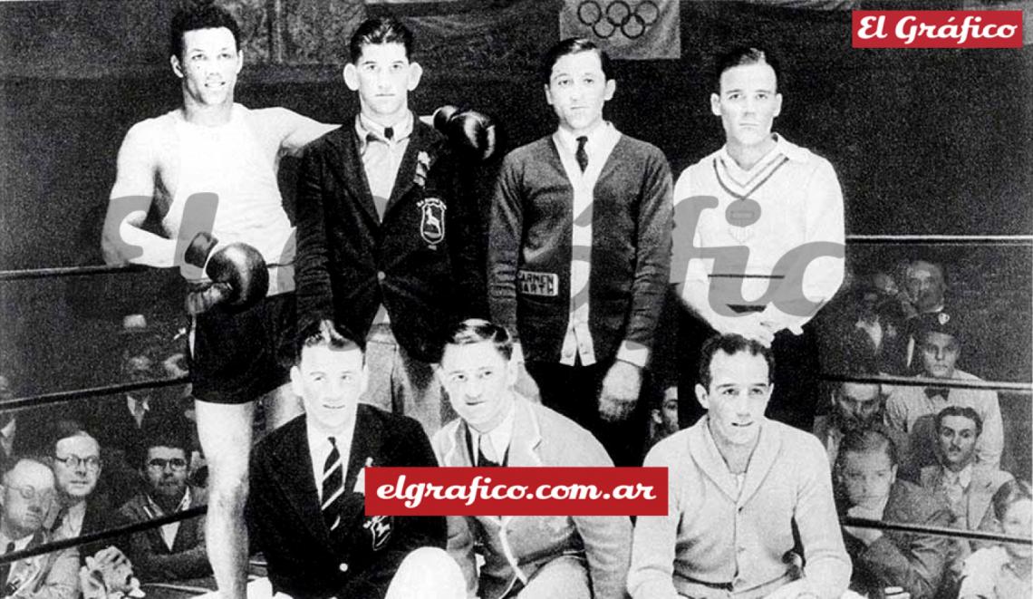 Imagen Lovell todavía con los guantes puestos después de su pelea final, posa con los campeones olímpicos de Box de 1932. A su lado Dave Carstens (RSA), Carmen Barth (USA) y Eddie Flynn (USA), abajo Laurie Stevens (RSA), Lefty Gwynne (CAN) y el argentino Carmelo