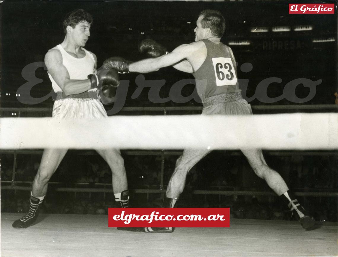 Imagen Roma 1960. Abel Laudonio en la semifinal olímpica enfrenta a Sandro Lopopolo.