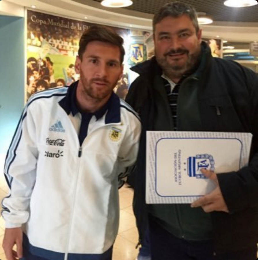 Imagen FERNÁNDEZ con Messi, en el predio de Ezeiza. Foto: Twitter Gabriel Fernández.