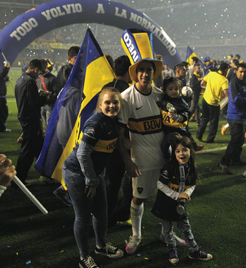 Imagen El festejo de su primer título en Boca junto a sus tres hijas.