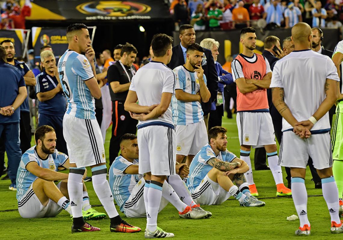 Imagen Postal repetida de la desolación: el plantel argentino observa la premiación del campeón.