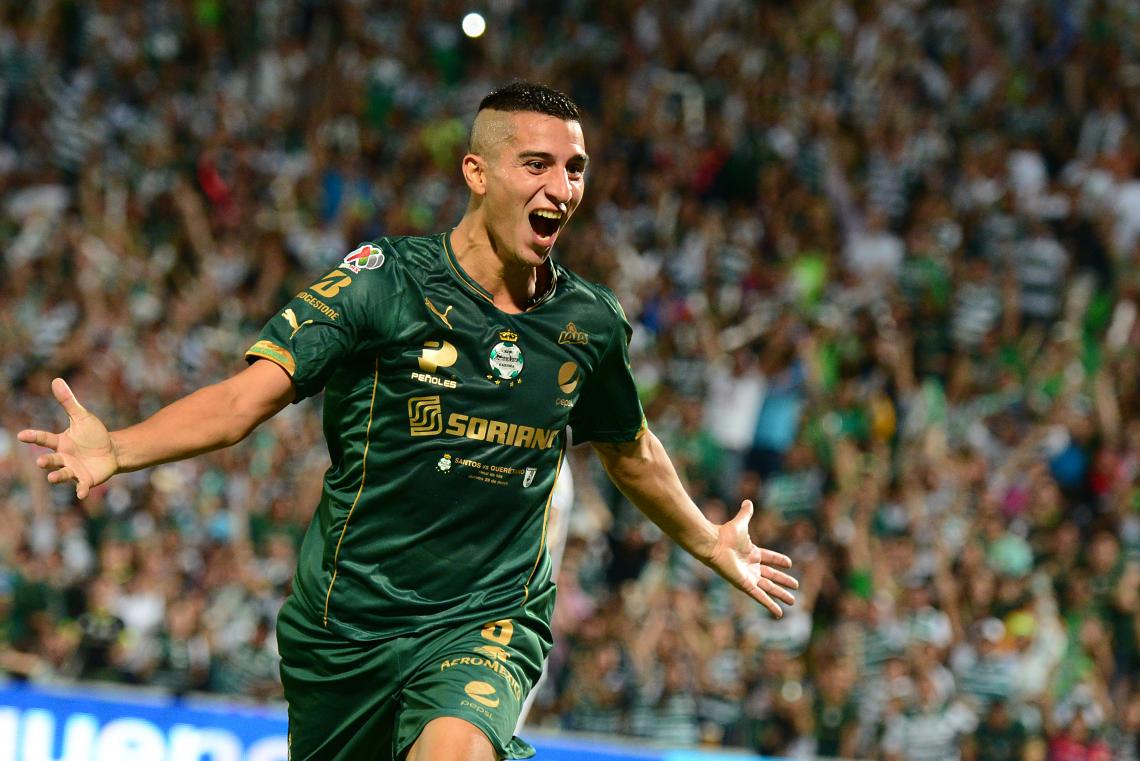 Imagen El Pulpito, con la camiseta del Santos Laguna
