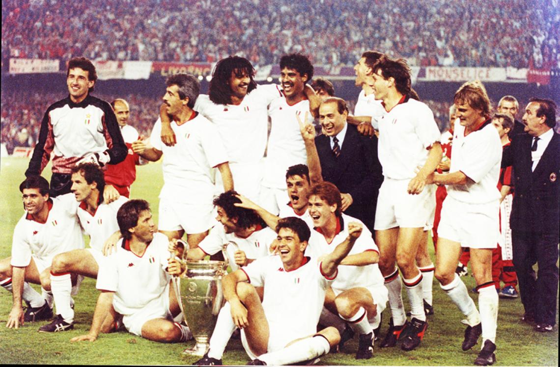 Imagen El Milan que fue campeón de Europa de la mano de Sacchi, con monstruos como Baresi, Maldini y los tres holandeses: Gullit, Van Basten y Rikjaard. 