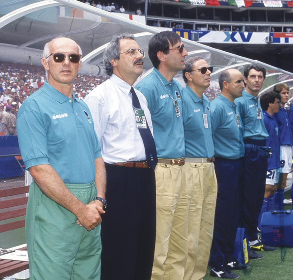 Imagen En el Mundial 94, escuchando el himno en el banco italiano.