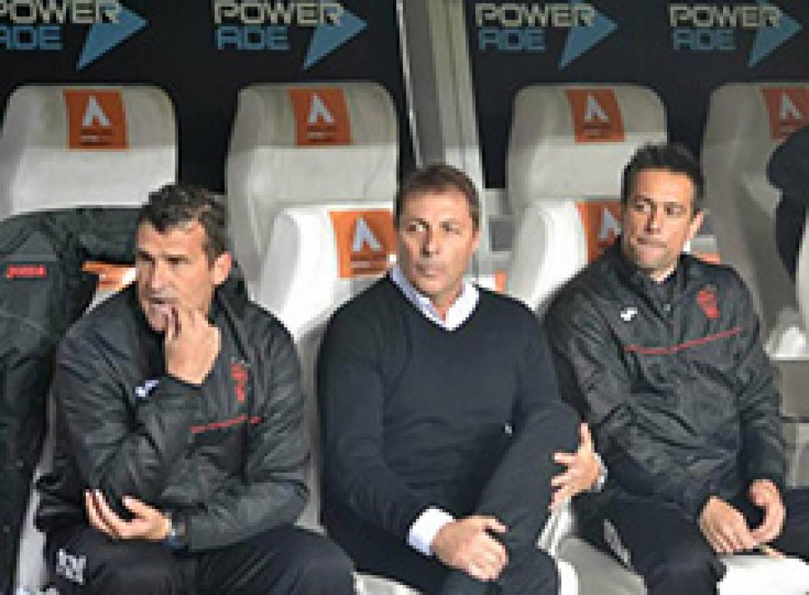 Imagen En Huracán, rodeado de Raúl Armando y Mauro Ceruti, sus colaboradores. Con El Globo hizo una gran campaña, forzó un desempate con Independiente por el tercer ascenso y perdió en un partido polémico.