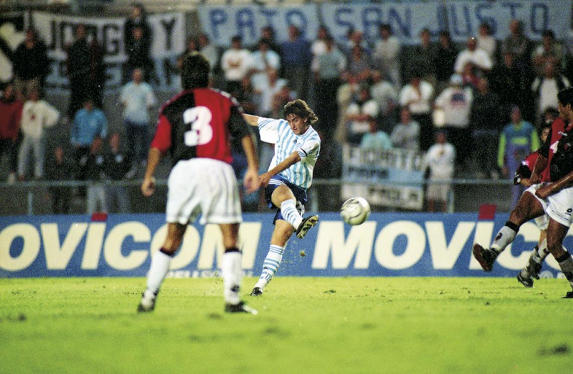 Imagen Su primer gol oficial en la Primera de Racing: en el Clausura 2000, en su quinto partido, a Colón de Santa Fe, en el Cilindro. Derechazo desde 25 metros para el 1-1. Luego, Racing caería 3-1.