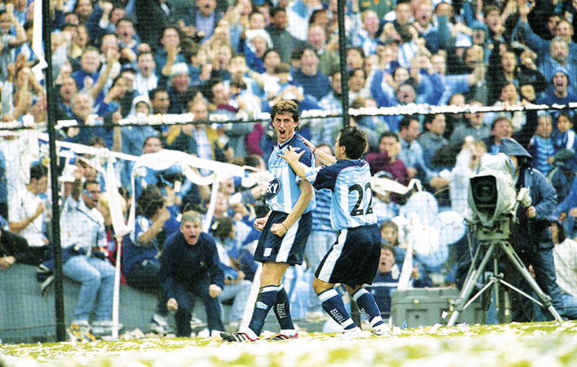 Imagen Explota el Cilindro con su gol a Colón, Apertura 2001 que terminaría consagrando a Racing, con el Chanchi Estévez que se acerca a abrazarlo. Metió 3 en este torneo.