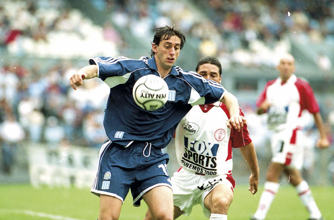 Imagen Con cara de niño, ante Huracán, en el Apertura 2000, sin haber cumplido un año en Primera.