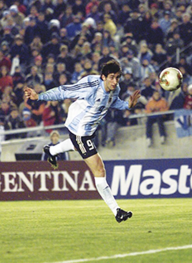 Imagen De cabeza, gol en la Selección de Bielsa, en 2003, en la inauguración del Estadio Único de La Plata. Argentina empató 2-2 con Uruguay: Diego metió 2 goles y su hermano, uno en contra.