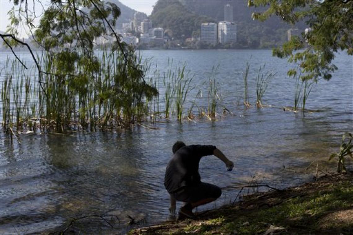 el candidato a doctor Rodrigo Staggemeier recoge muestras de agua del lago Rodrigo de Freitas para un estudio sobre la calidad del agua solicitado por The Associated Press en Río de Janeiro, Brasil. El estudio realizado en las sedes de las competencias ol