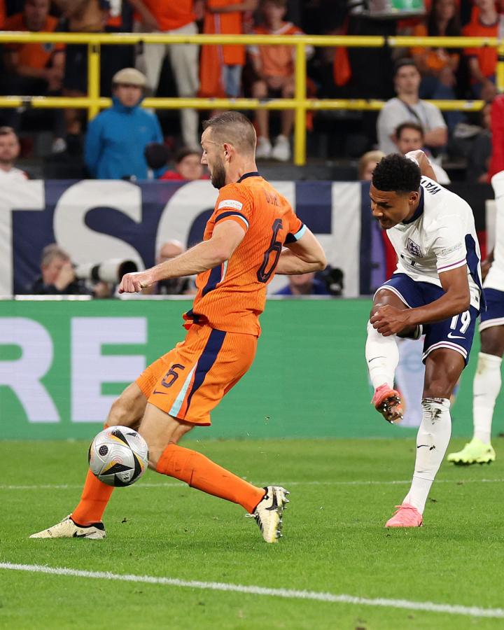Imagen Ollie Watkins está a punto de convertir el gol que vale el boleto para la final para Inglaterra.